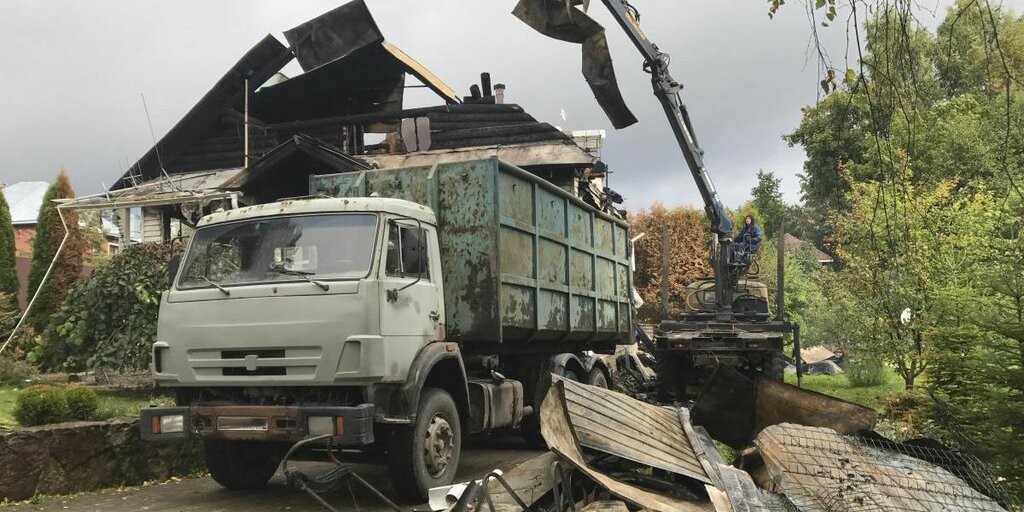 Вывоз мусора после пожара с утилизацией в Ахтубинске в октябре