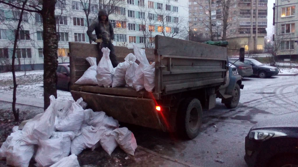Вывоз мусора в мешках в Ахтубинске в октябре