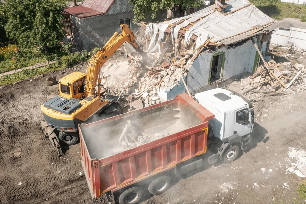 Вывоз мусора после сноса зданий с выездом в Ахтубинске в октябре