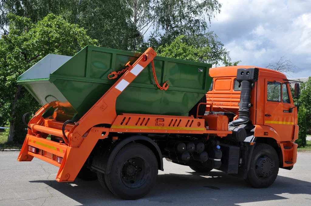 Заказ бункеровоза для вывоза мусора и отходов в Ахтубинске в октябре