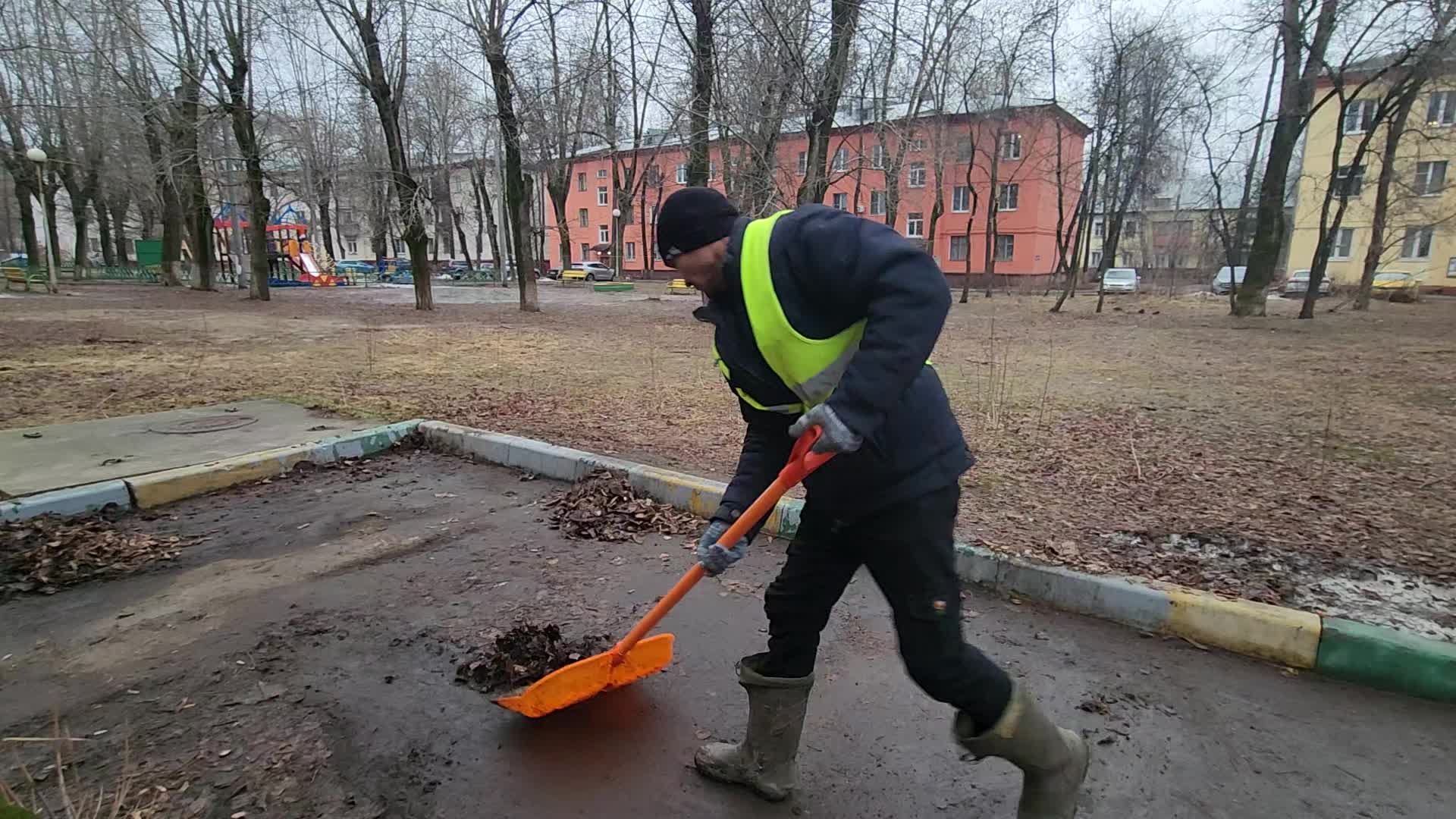Уборка территорий в Ахтубинске в октябре