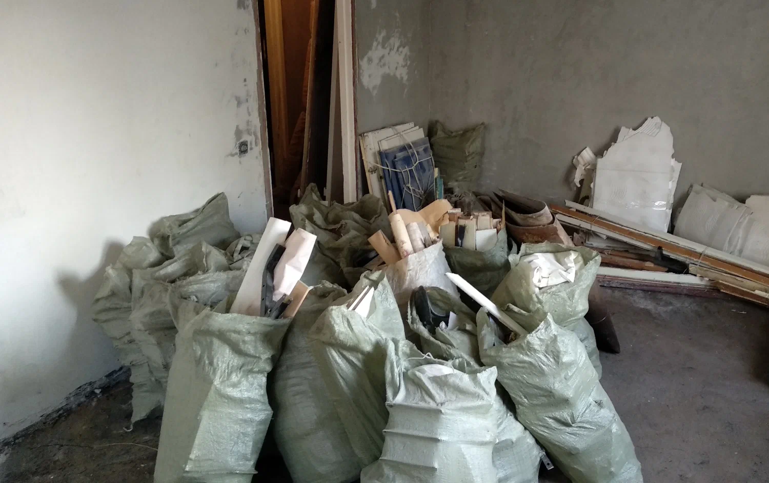 Уборка строительного мусора с вывозом и утилизацией в Ахтубинске в октябре
