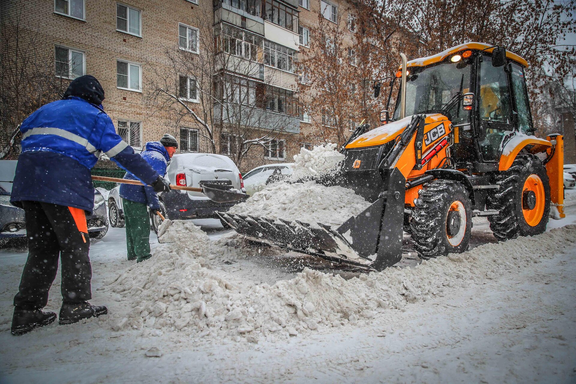 Очистка дворов от снега и наледи в Ахтубинске — уборка снега, трактор и ручная, цены от 518 руб. | ПроМусор