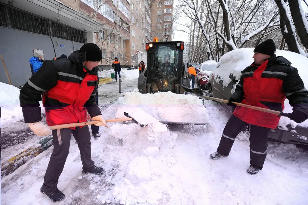 Очистка дворов от снега с гарантией результата в Ахтубинске в октябре