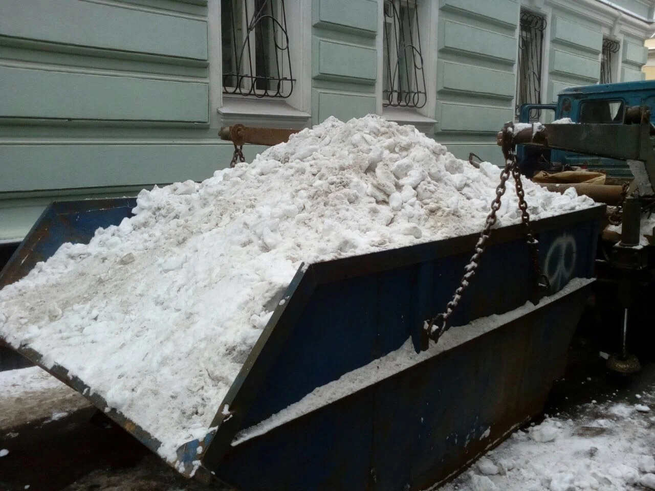 Вывоз снега контейнерами в Ахтубинске в октябре