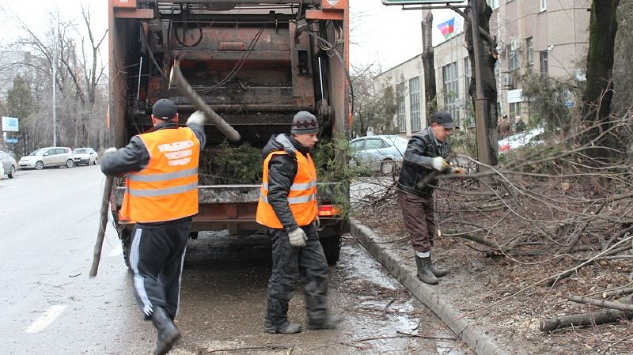 Уборка после стихийного бедствия в Ахтубинске от 2951 руб