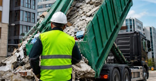 Вывоз строительного мусора в Ахтубинске: услуги лицензированной компании — ПроМусор